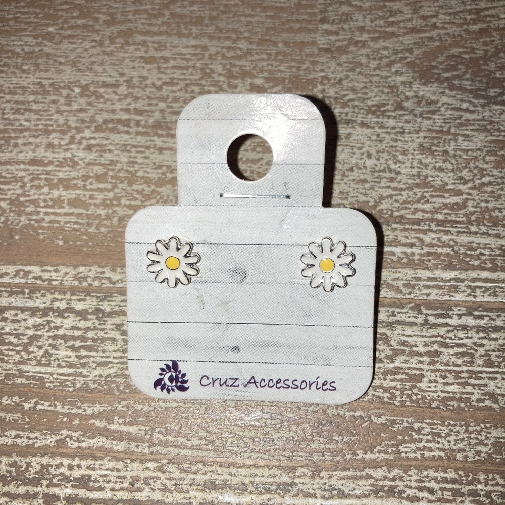 Daisy Stud Earrings 🌼 - NWOT
